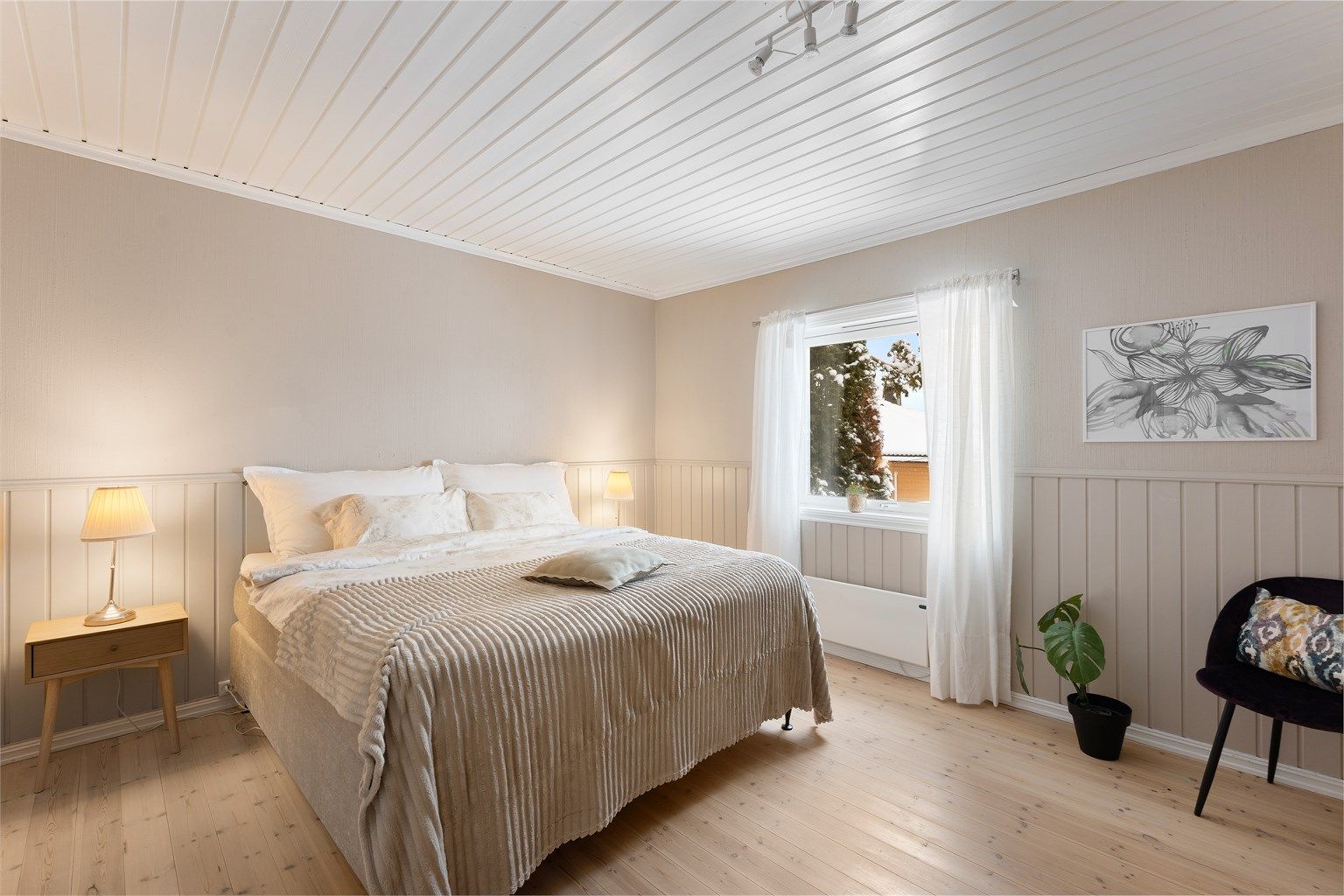 Hovedsoverommet i første etasje har god plass til dobbeltseng og nattbord.