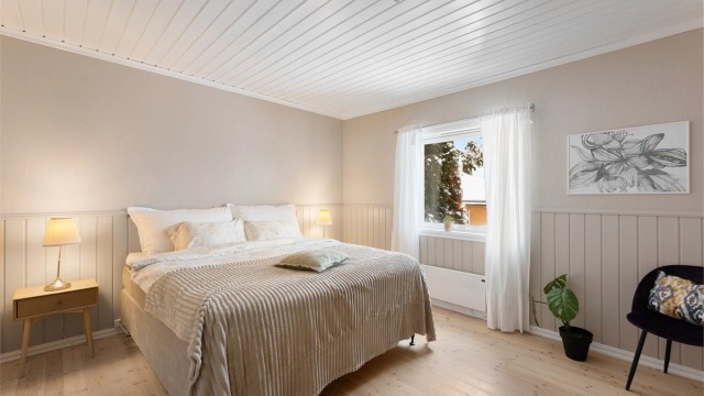 Hovedsoverommet i første etasje har god plass til dobbeltseng og nattbord.