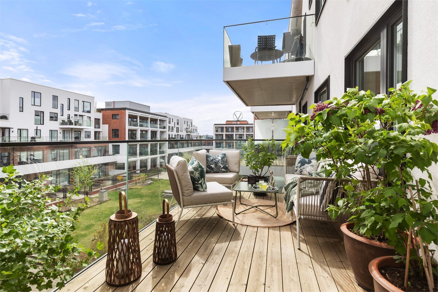 Boligen har to flotte balkonger med gode solforhold.