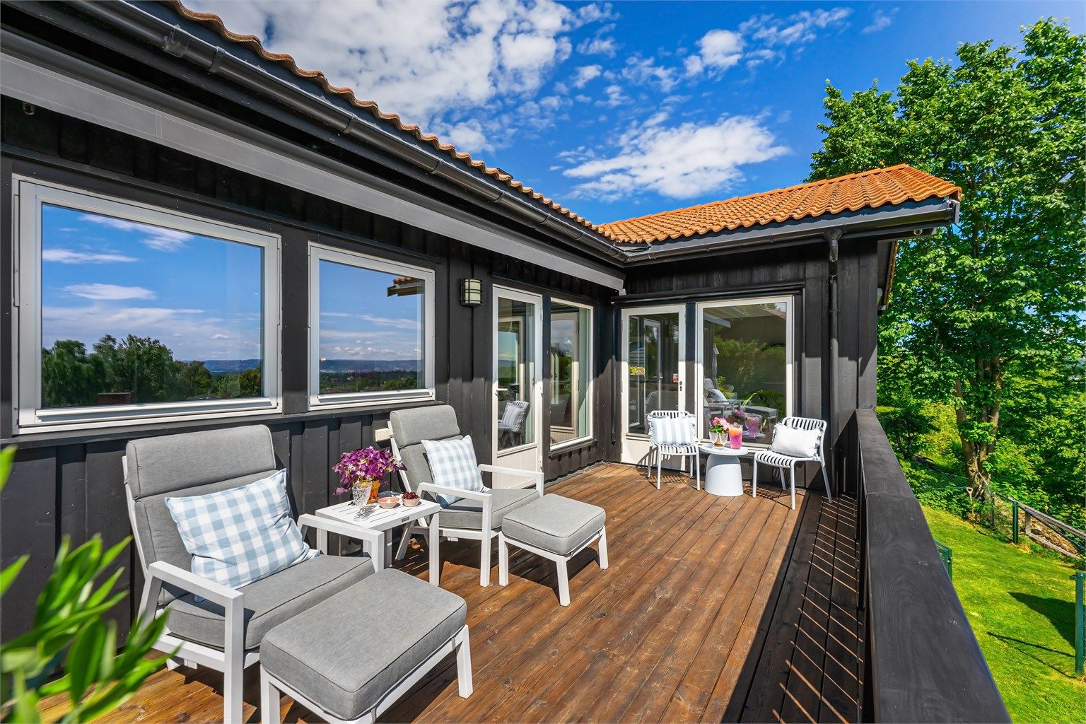 Fra balkongen er det adkomst til en terrasse på 30 m².