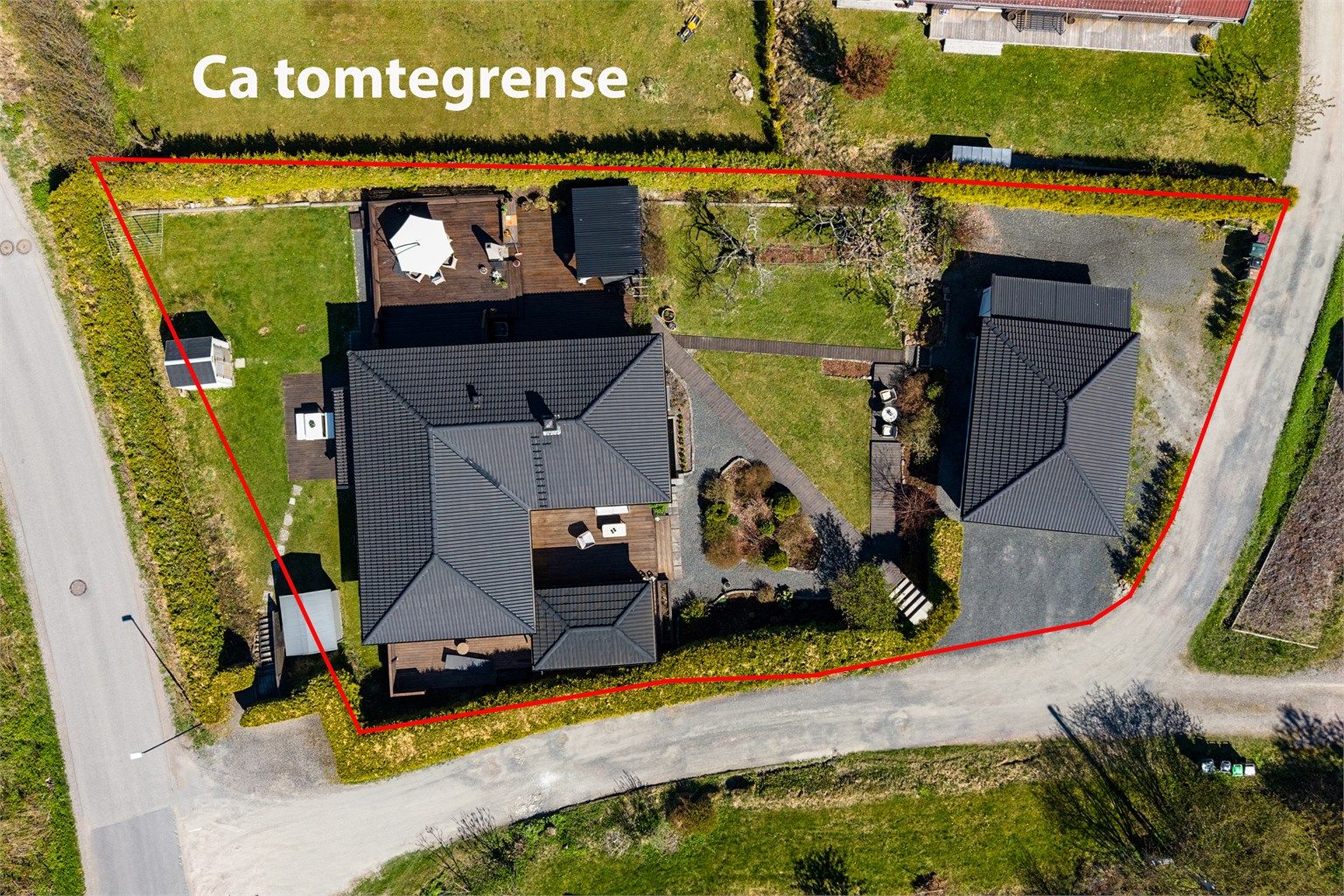 Se punkt tomt angående deler av tomten til venstre i bildet som er opparbeidet utenfor tomtegrense - Har vært leid av kommunen tidligere men ikke aktivt leieforhold nå 