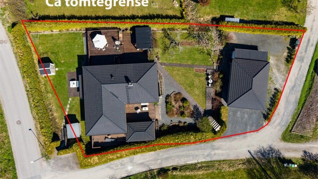 Se punkt tomt angående deler av tomten til venstre i bildet som er opparbeidet utenfor tomtegrense - Har vært leid av kommunen tidligere men ikke aktivt leieforhold nå