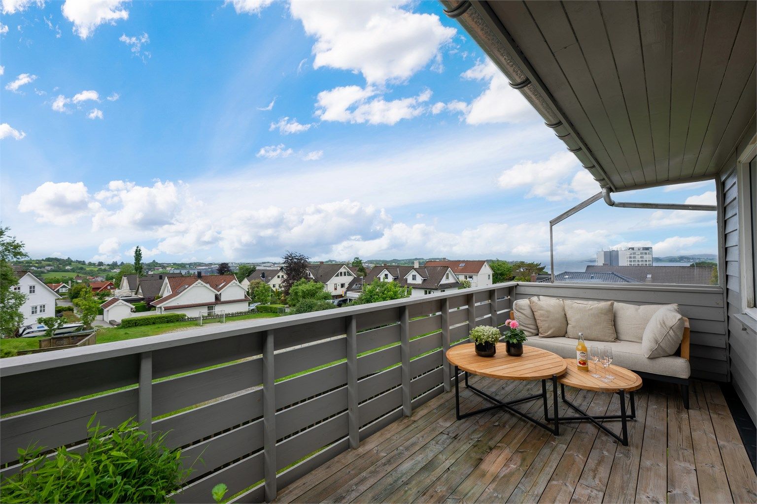 Stor terrasse ut fra stue, med fin og luftig utsikt. 