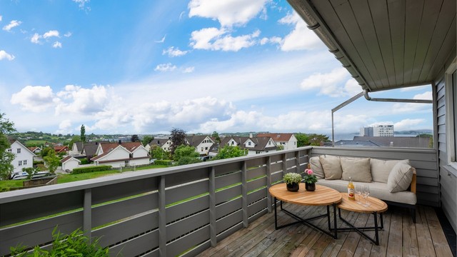 Stor terrasse ut fra stue, med fin og luftig utsikt.