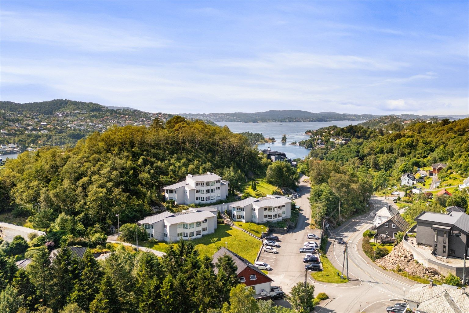 Området byr på flotte tur- og friluftsmuligheter med nærhet til både sjø, skog og populære turområder.