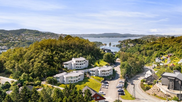 Området byr på flotte tur- og friluftsmuligheter med nærhet til både sjø, skog og populære turområder.