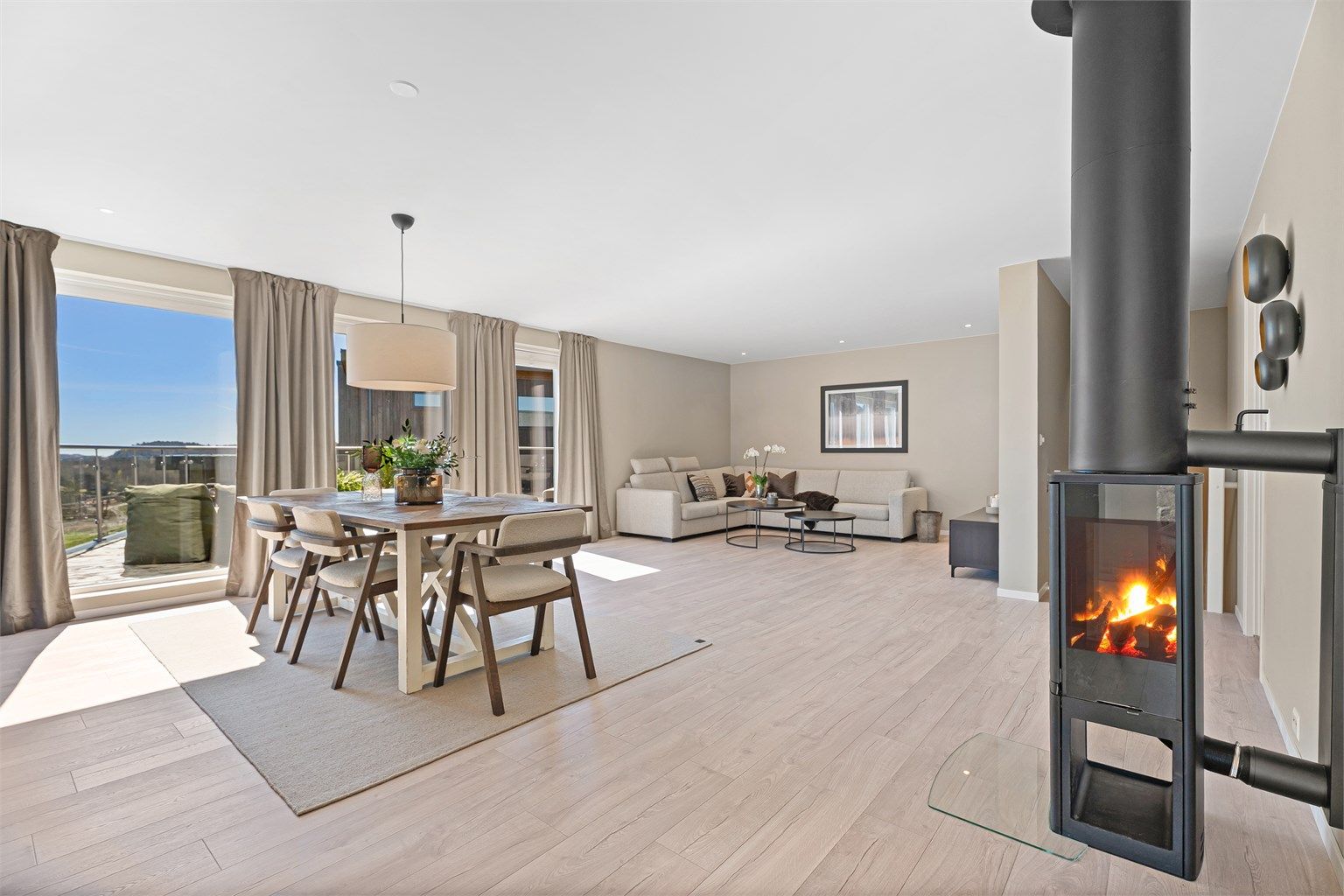 Svært romslig og god stue med moderne uttrykk og rikelig med plass til stor sofa- og spisegruppe