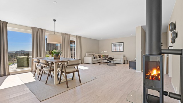 Svært romslig og god stue med moderne uttrykk og rikelig med plass til stor sofa- og spisegruppe