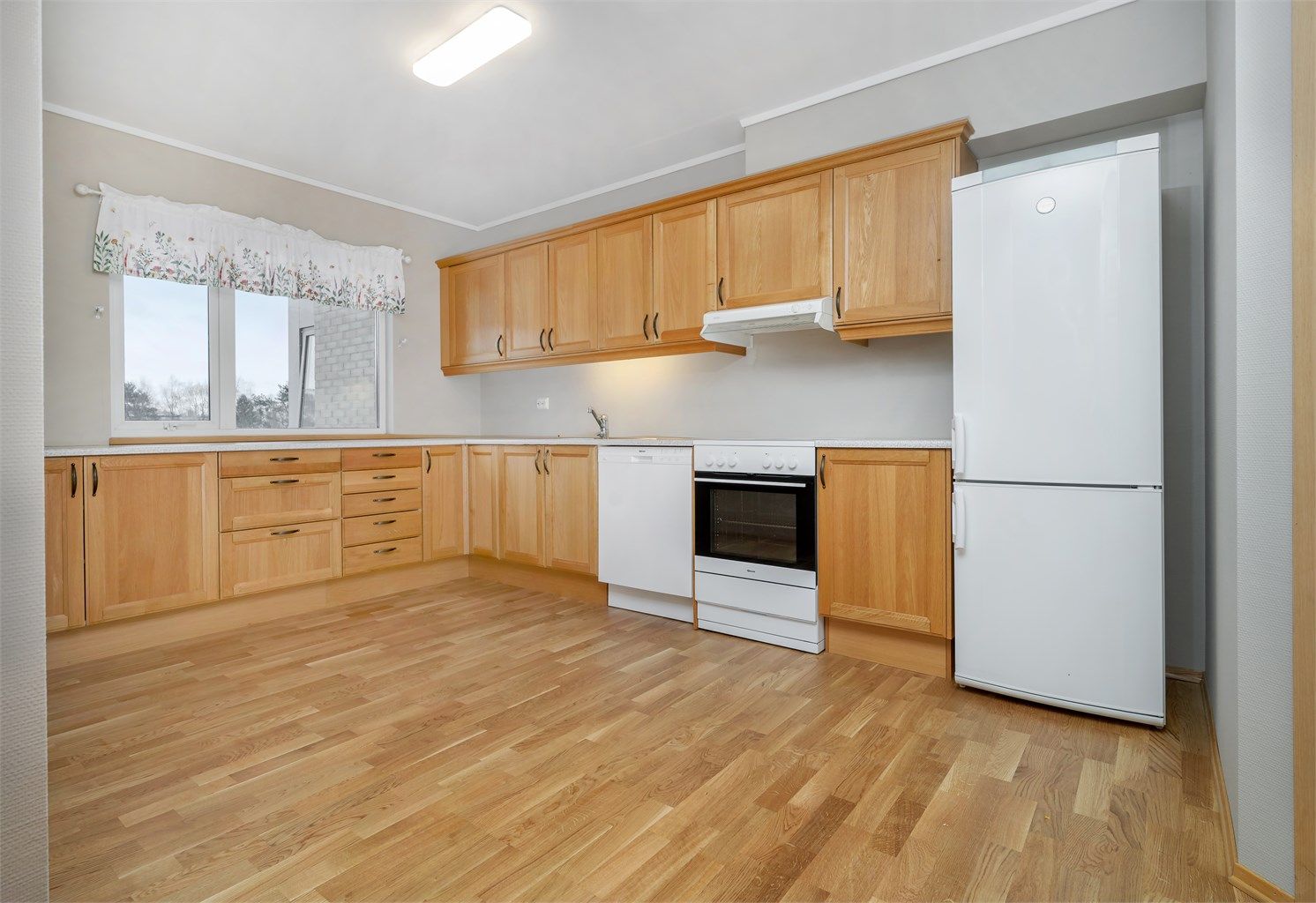 Kjøkkenet har rikelig med skap- og benkeplass