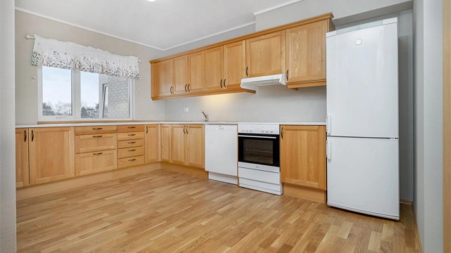 Kjøkkenet har rikelig med skap- og benkeplass