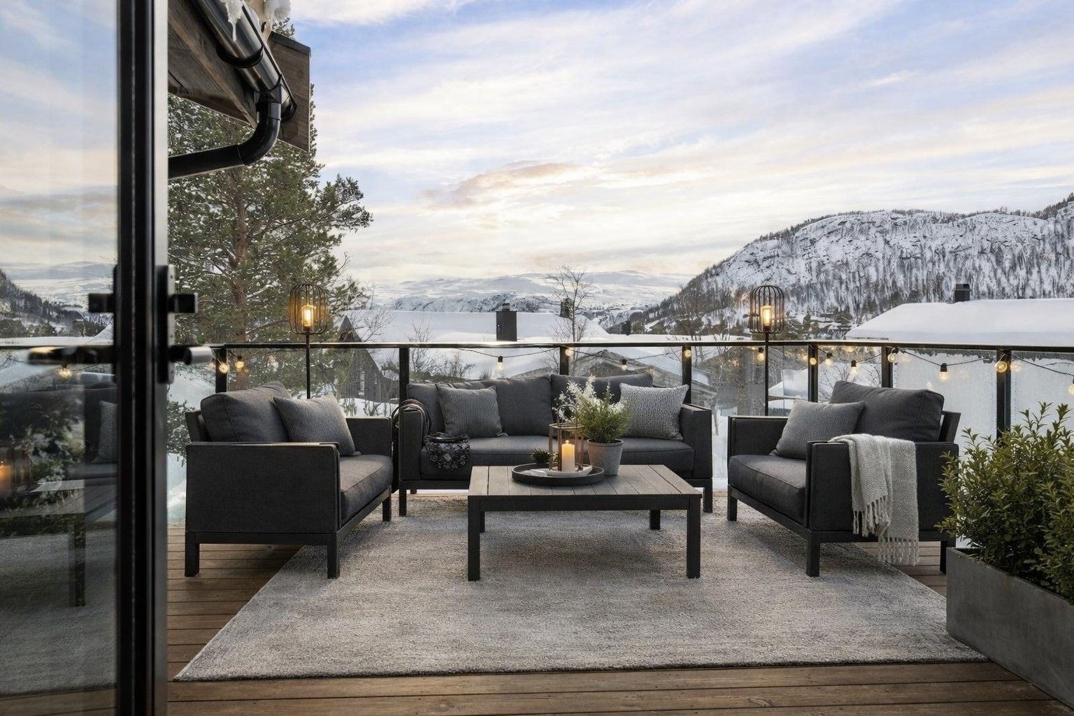 - Velkommen til Dyregrenda Sør 48 - Flott solrik balkong med nydelig utsikt ut fra stuen i 2. etg. - Illustrasjon 