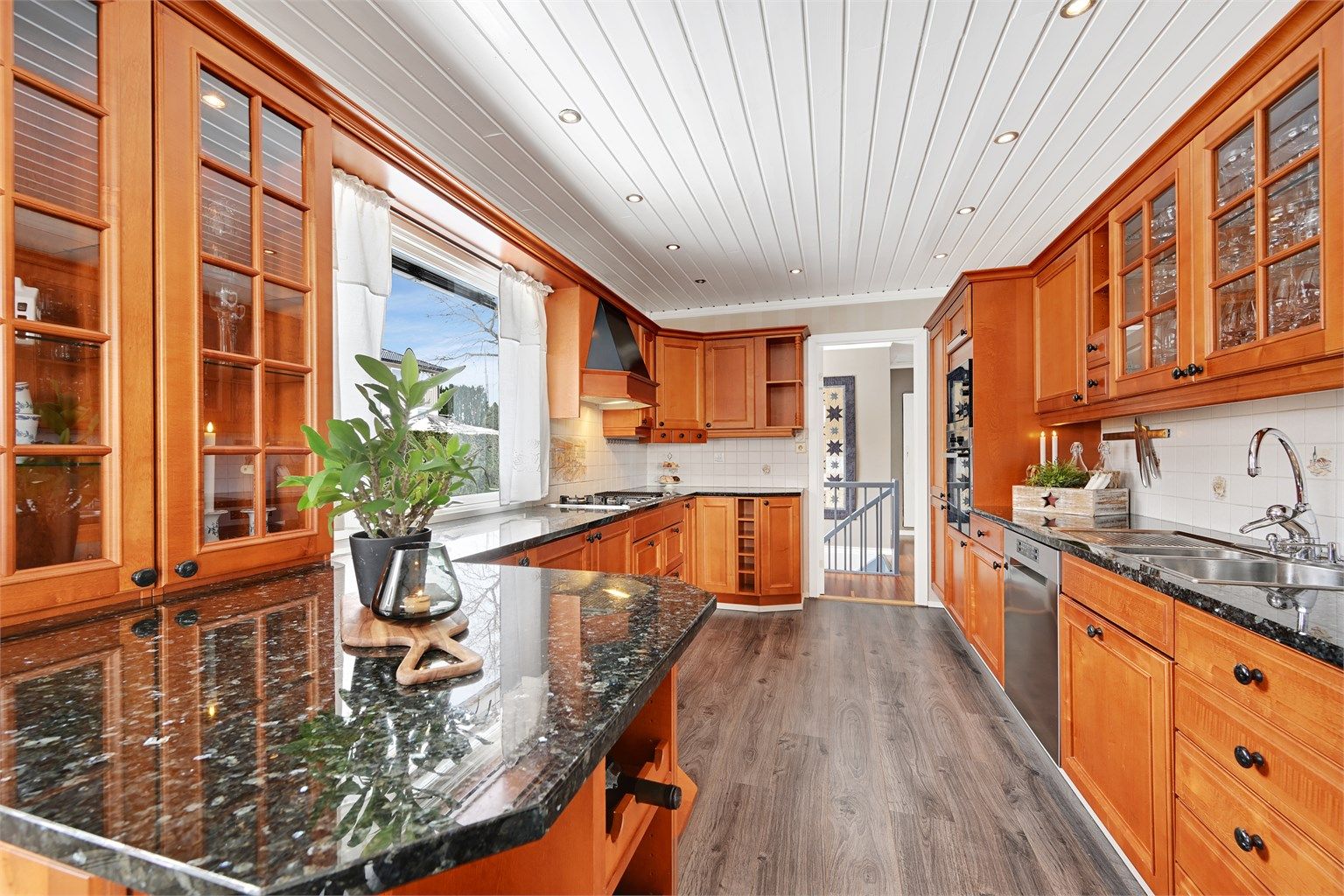 Det er godt med skap- og benkeplass. 