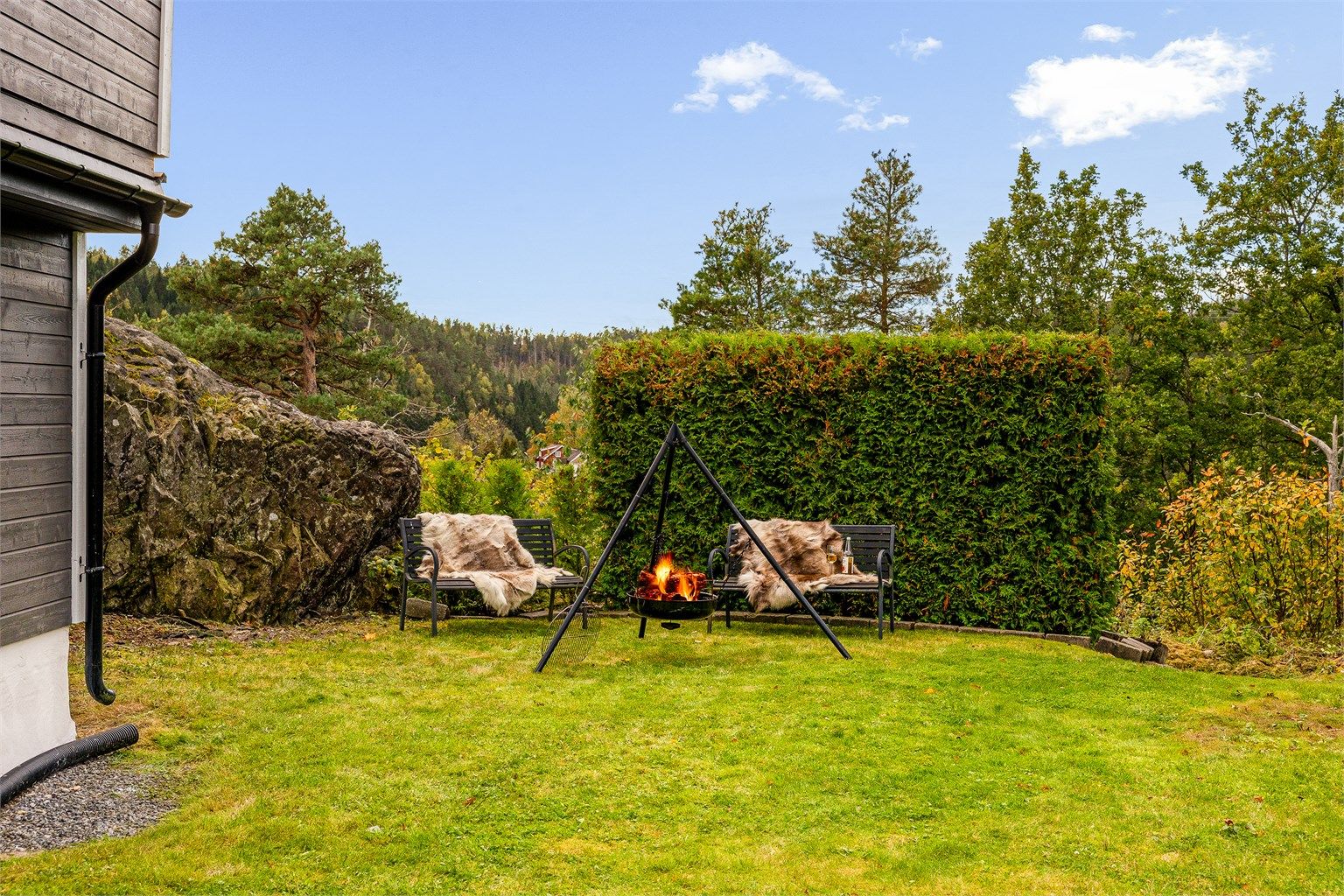 Et hjørne i hagen har bålplass og du kan gå på "tur" dit.