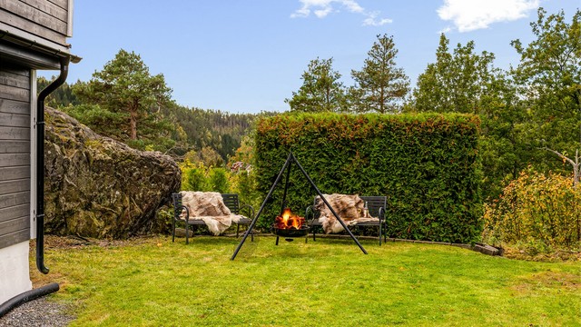 Et hjørne i hagen har bålplass og du kan gå på "tur" dit.