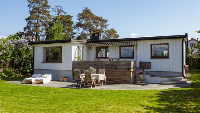 Den store og velstelte hagen har gode solforhold og er pent opparbeidet med romslige plenarealer, frodig beplantning og flere hyggelige uteplasser.