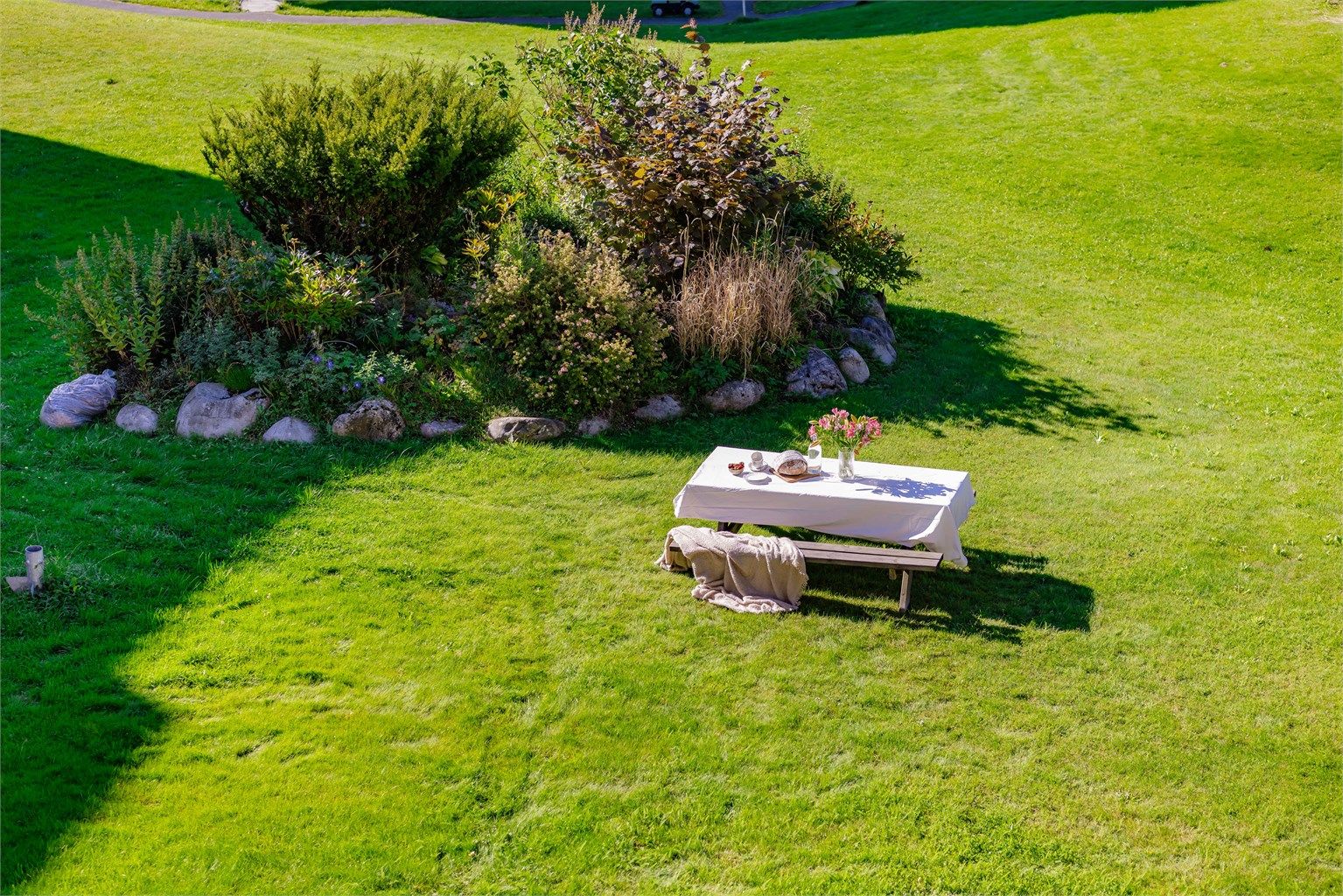 Utsikt til grønne omgivelser fra balkongen, hvorav man finner hyggelig sittegrupper felles for sameiet. 