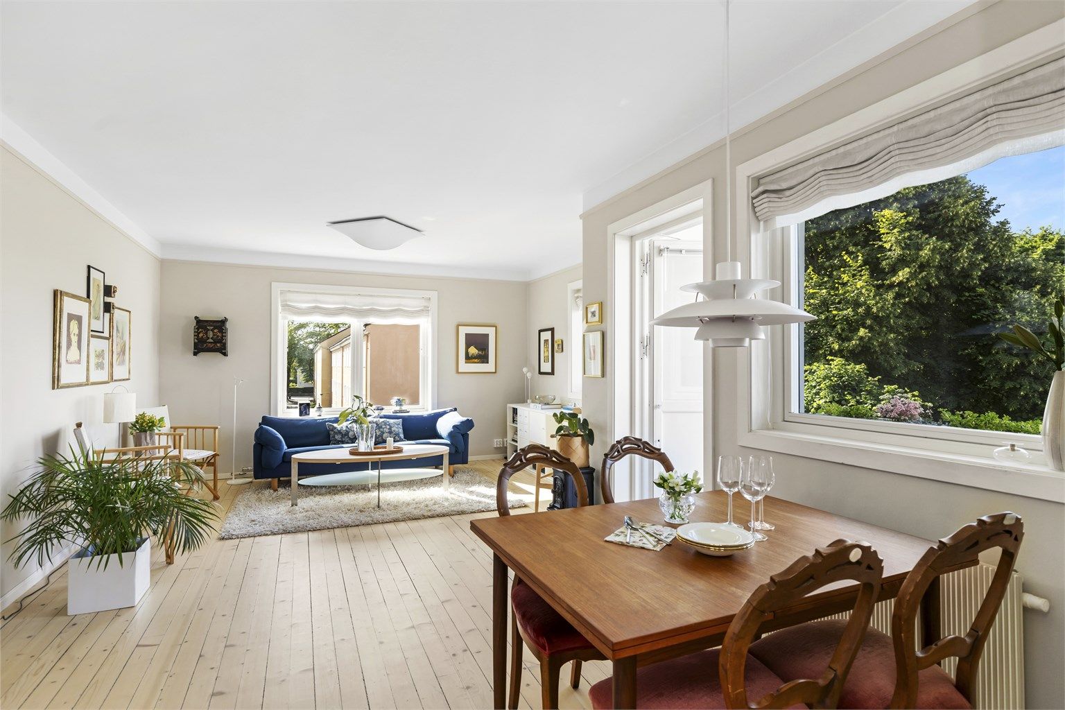 Stuen har god plass til både sofagruppe og spisebord.