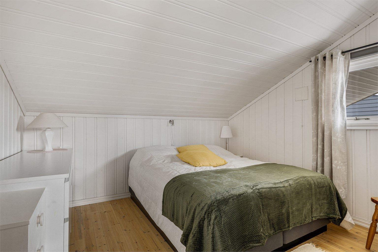 Hovedsoverom med god plass til dobbeltseng