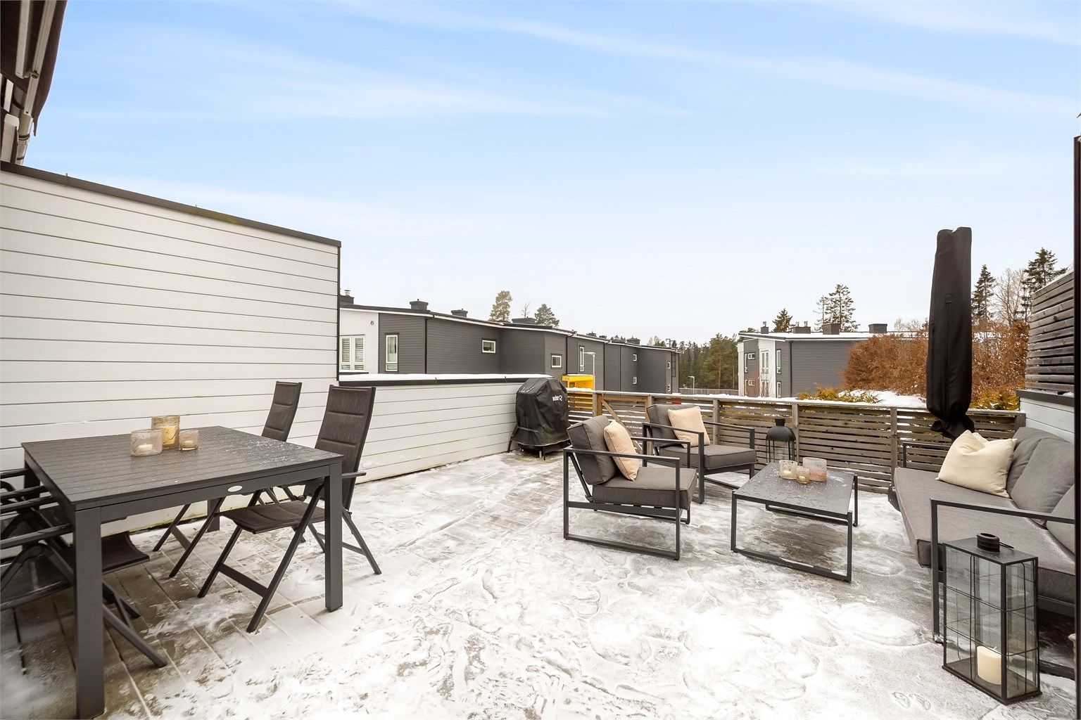 Den romslige terrassen på 29 m² har god plass til både sittegruppe og spisebord.