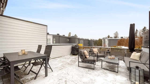 Den romslige terrassen på 29 m² har god plass til både sittegruppe og spisebord.
