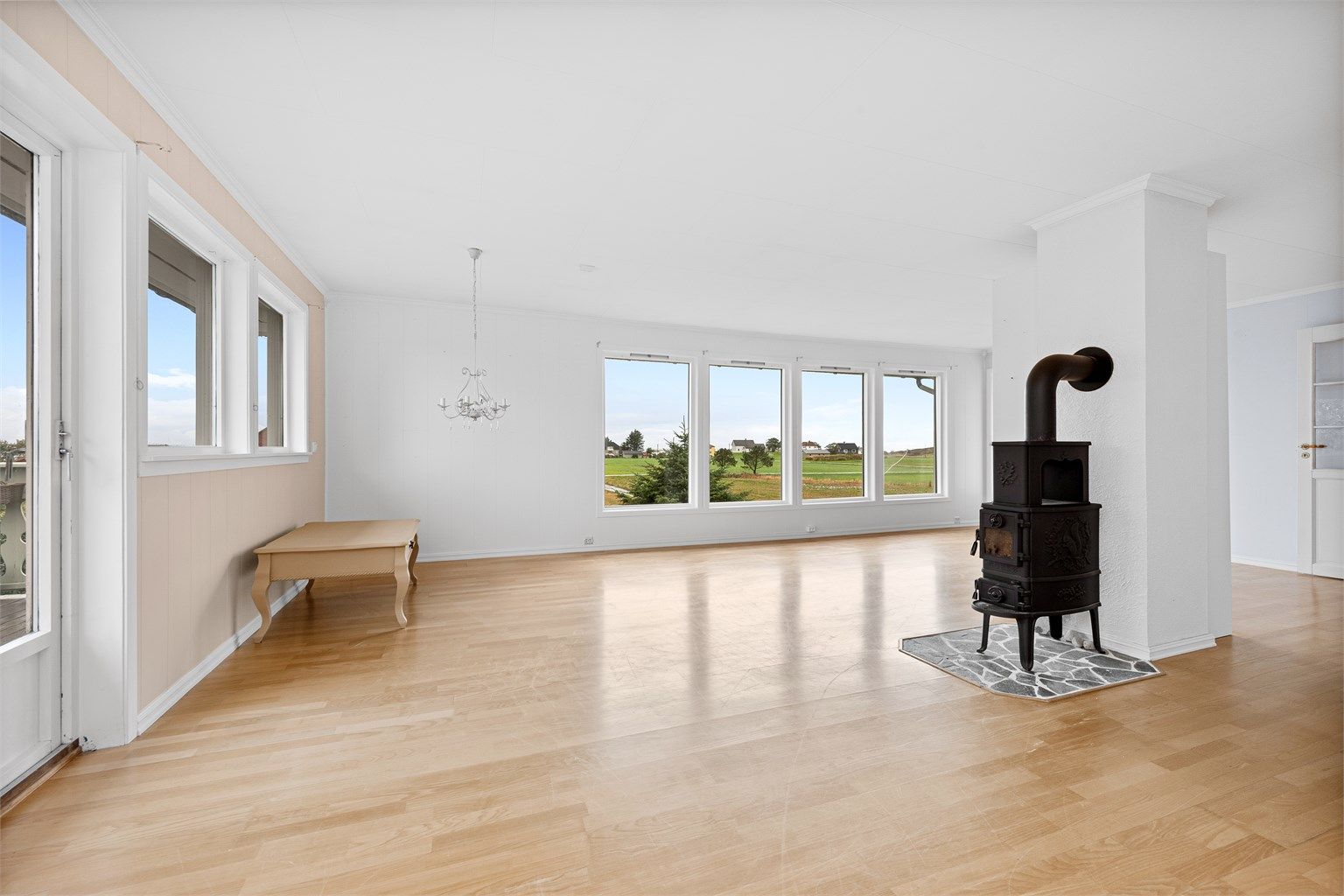 Stor og romslig stue i hovedetasjen med store vindusflater som gir godt med naturlig lysinnslipp 