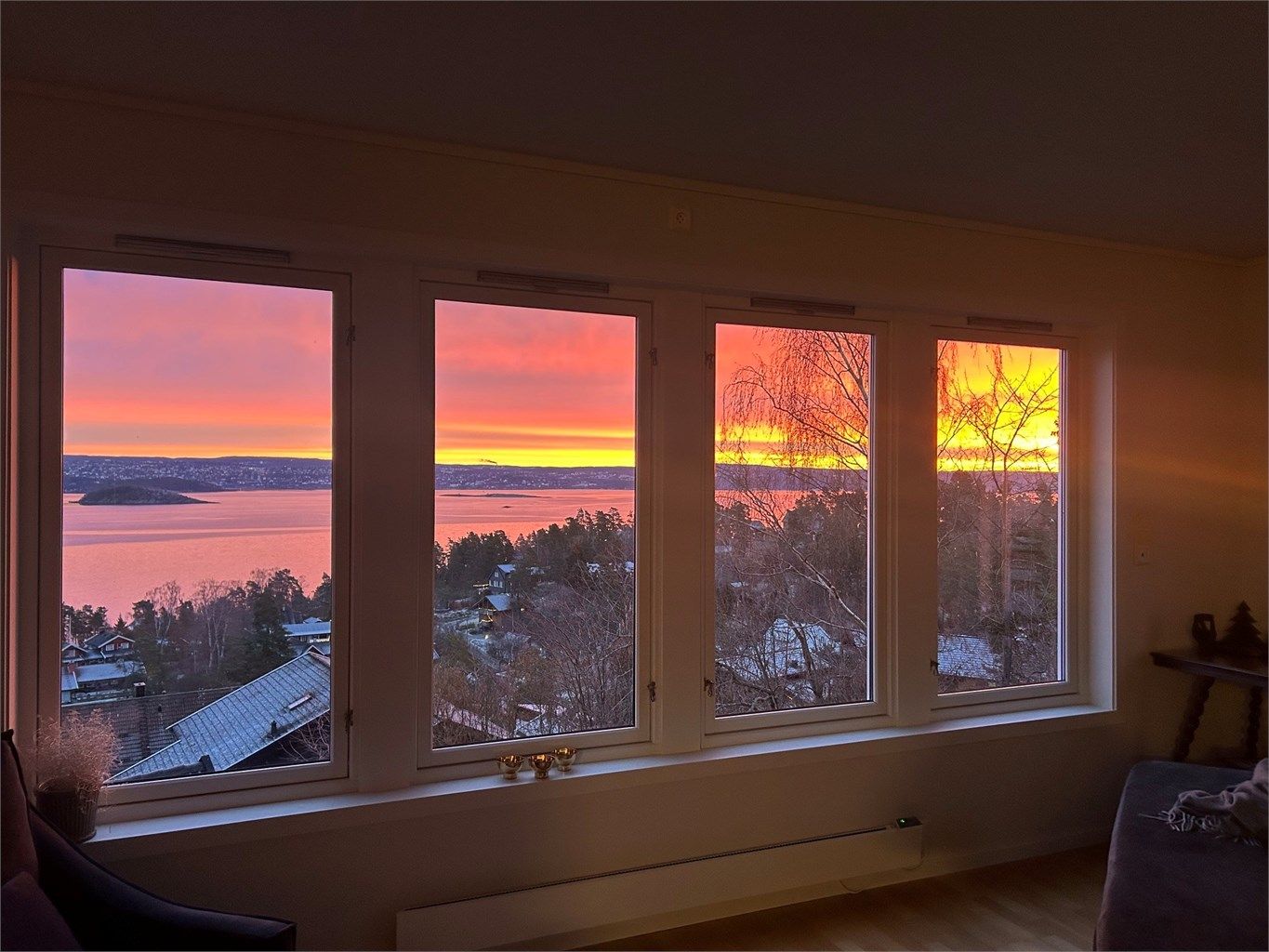 Selgers foto: De første solstrålene maler himmelen i varme farger