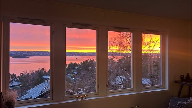 Selgers foto: De første solstrålene maler himmelen i varme farger