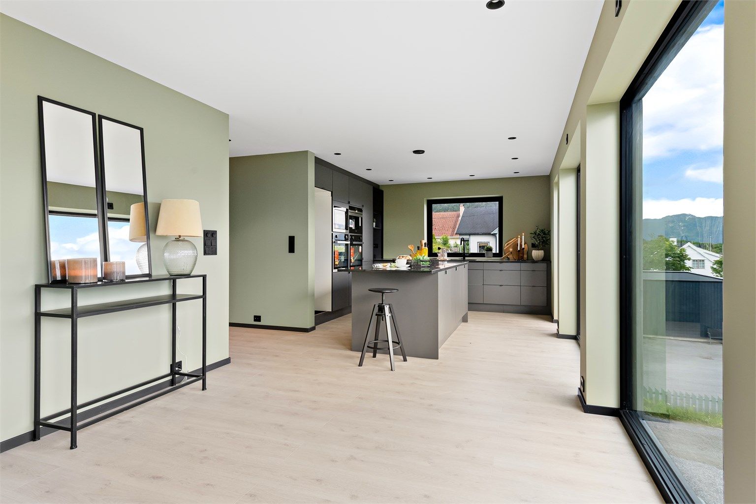 Åpen stue og kjøkkenløsning med praktisk kjøkkenøy