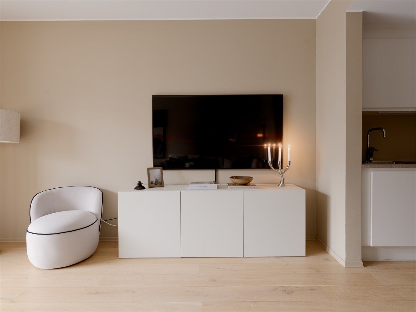 Det er vannbåren gulvvarme i alle rom.