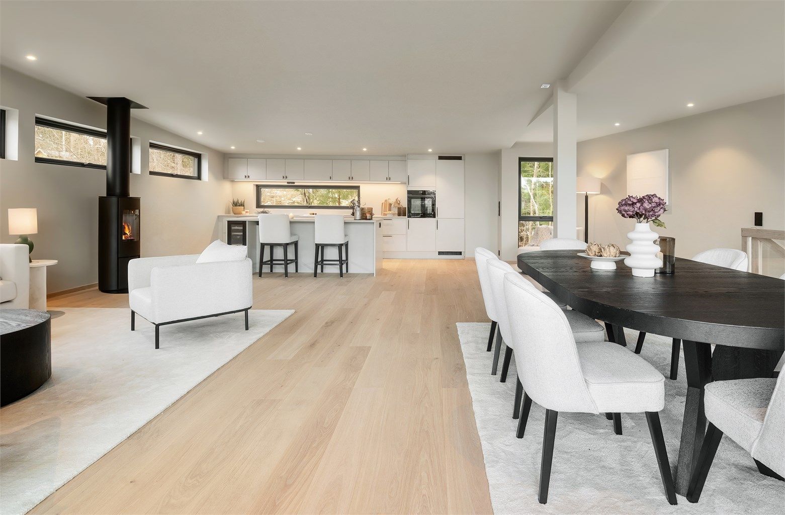 Gjennomgående 1-stavs eikeparkett binder kjøkkenet og stuen sammen.