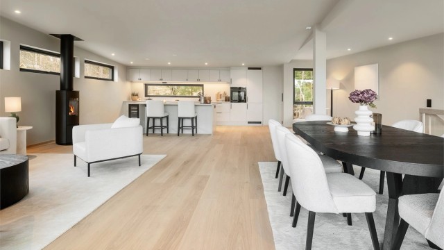 Gjennomgående 1-stavs eikeparkett binder kjøkkenet og stuen sammen.