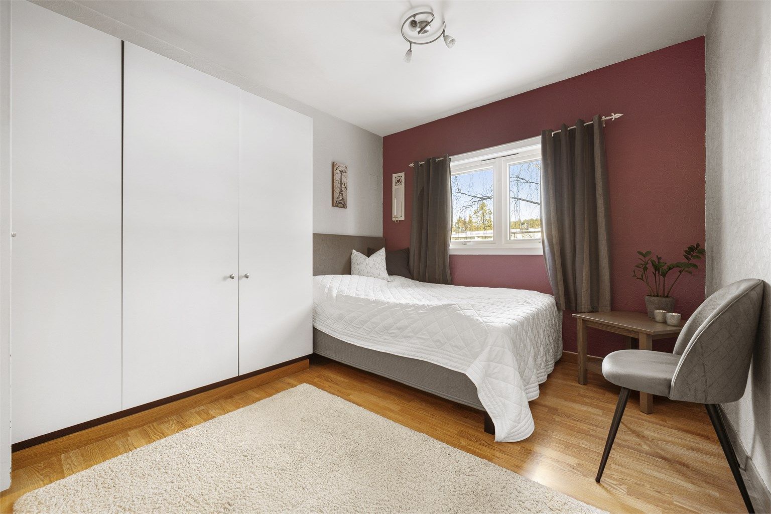 Garderobeskap medfølger.