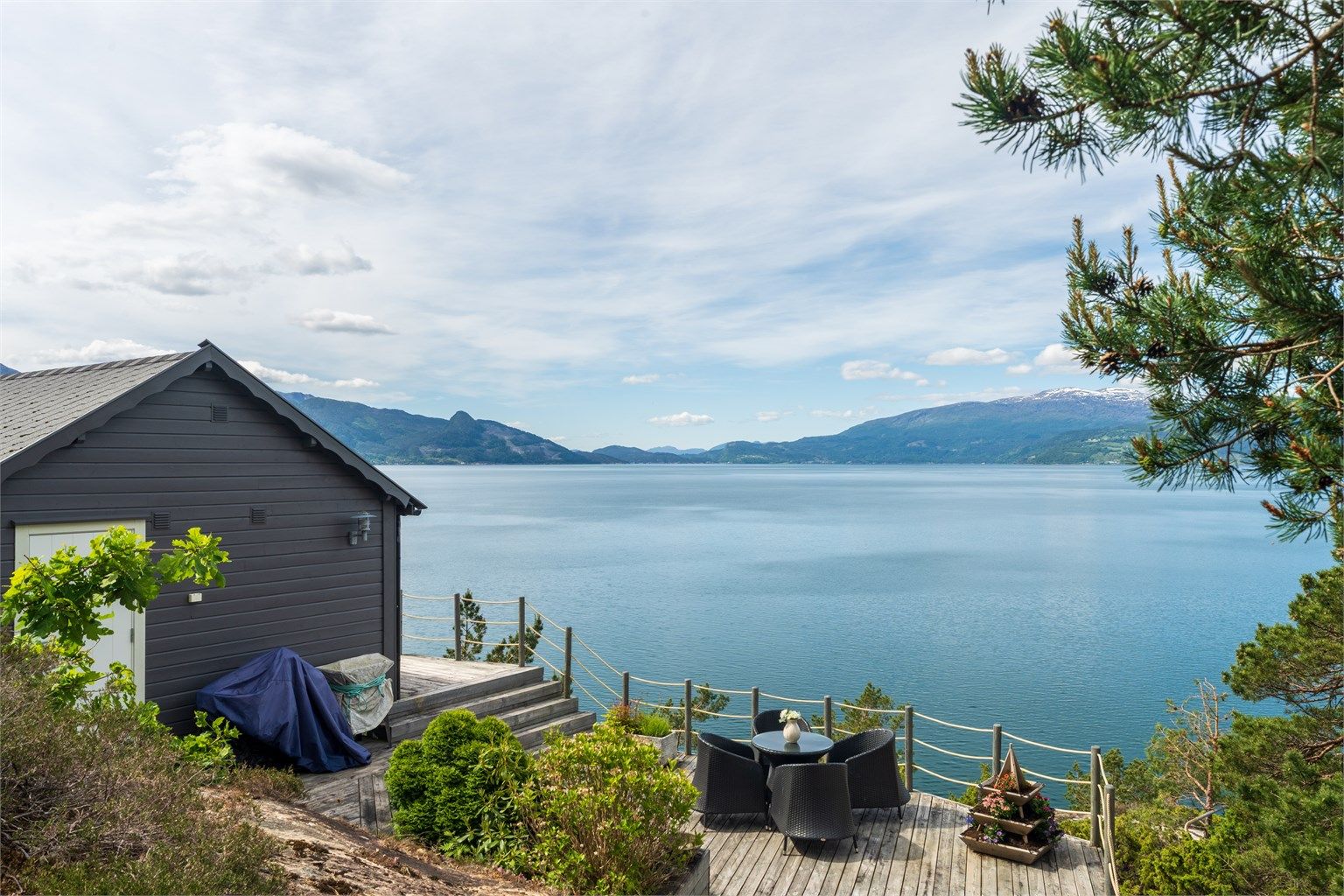 - Terrasse tilhørende anneks/gjestehytte -