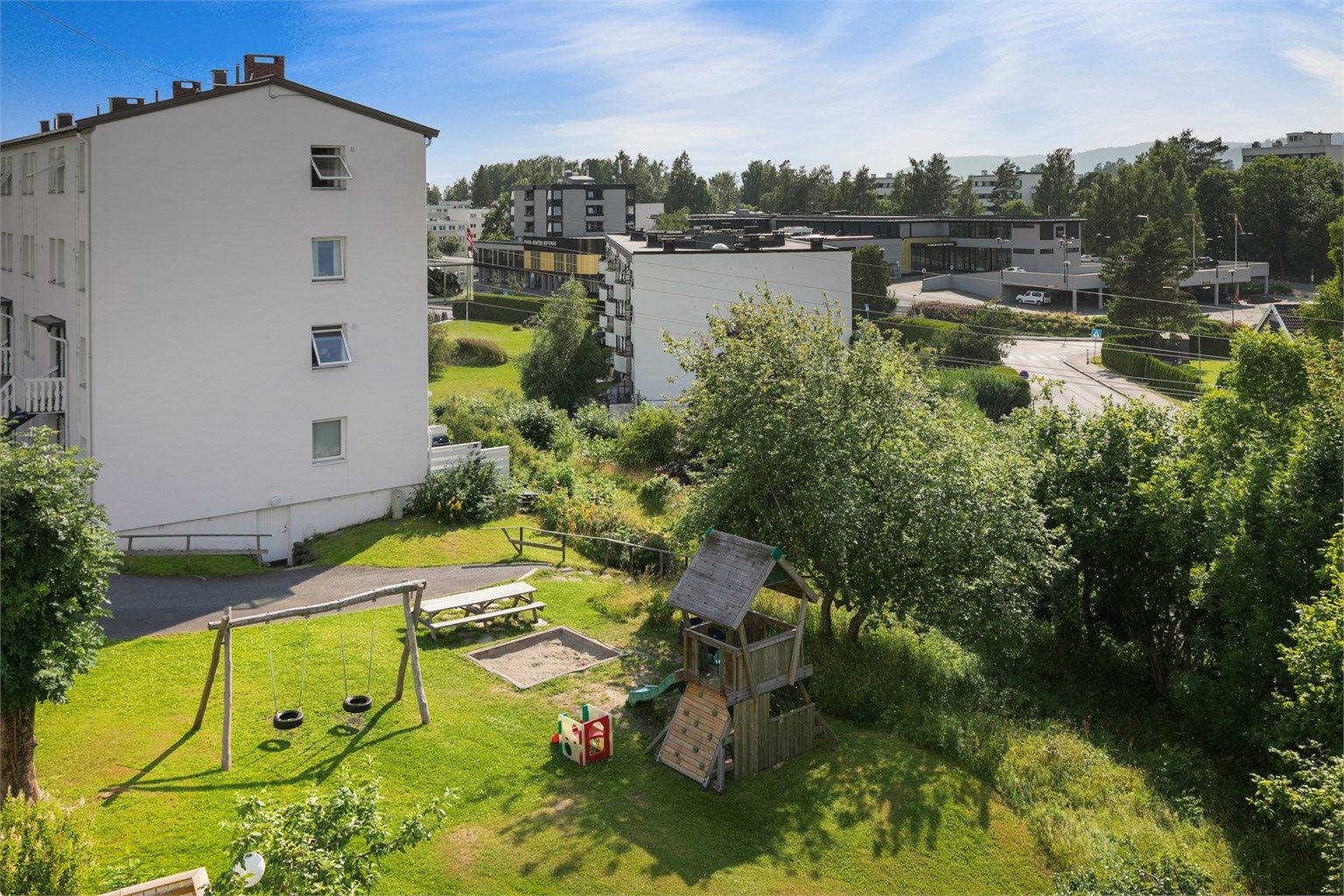 Kort gangavstand til Østerås Senter med butikker, apotek, vinmonopol og T-bane.