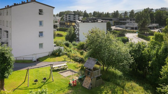 Kort gangavstand til Østerås Senter med butikker, apotek, vinmonopol og T-bane.