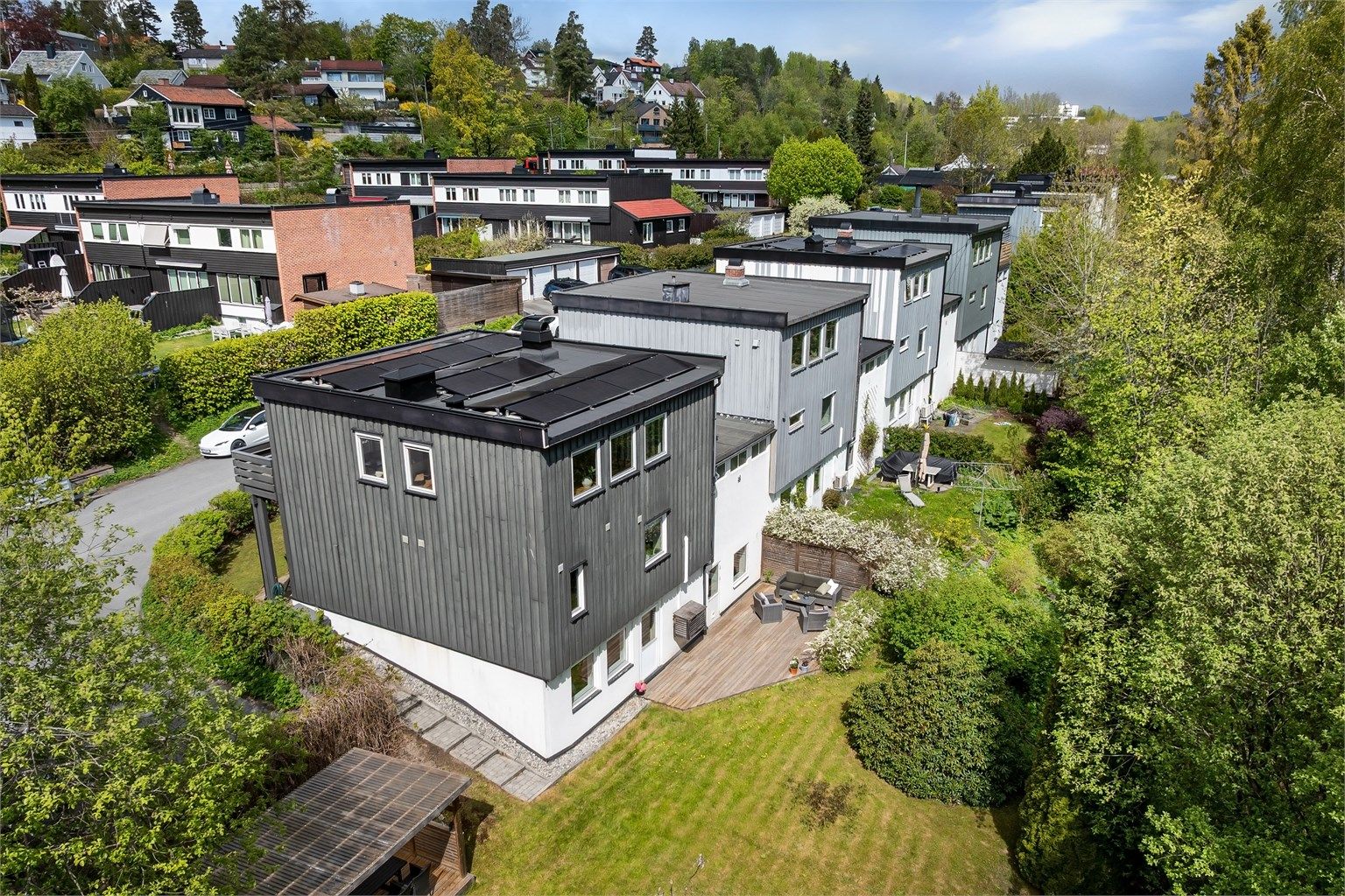 Boligen har solcellepaneler på taket