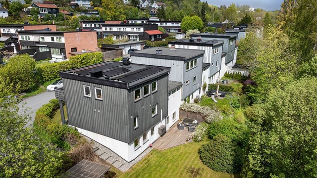Boligen har solcellepaneler på taket
