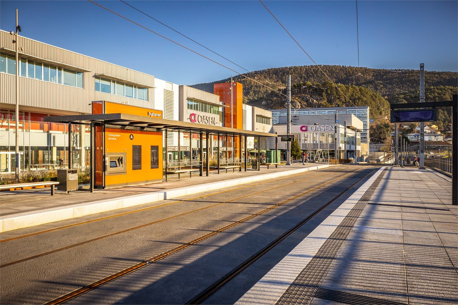 Bybanen ved Oasen kjøpesenter er en kort spasert unna leiligheten. 