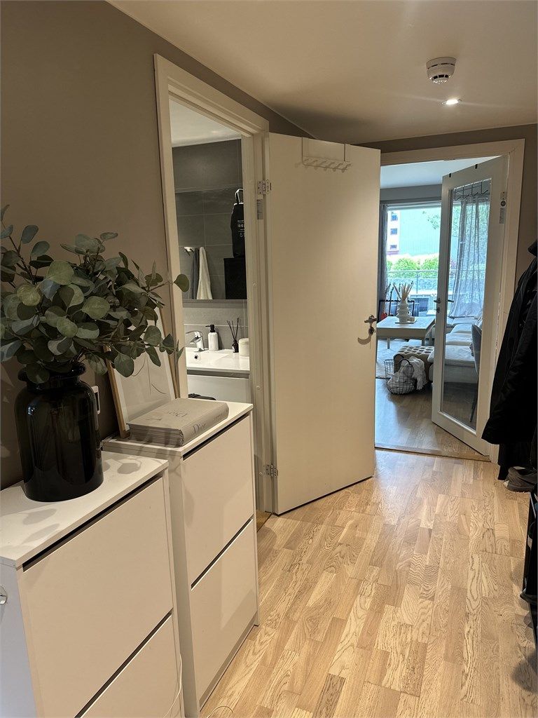 Innbydende gang med plass til å henge fra seg yttertøy.