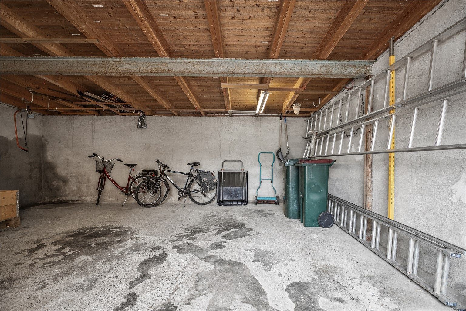 Parkering i frittstående garasje på ca. 35 kvm (gulvareal) - garasjen er av enkel standard og har vært benyttet til lagring