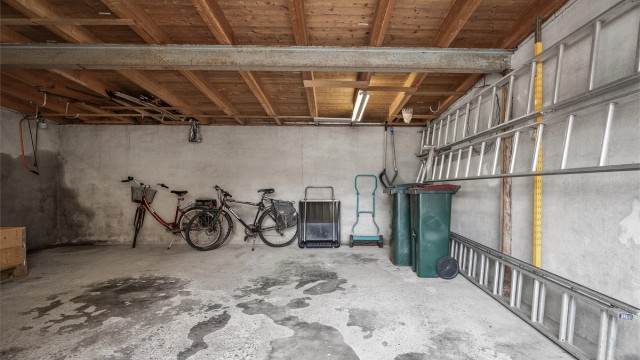 Parkering i frittstående garasje på ca. 35 kvm (gulvareal) - garasjen er av enkel standard og har vært benyttet til lagring