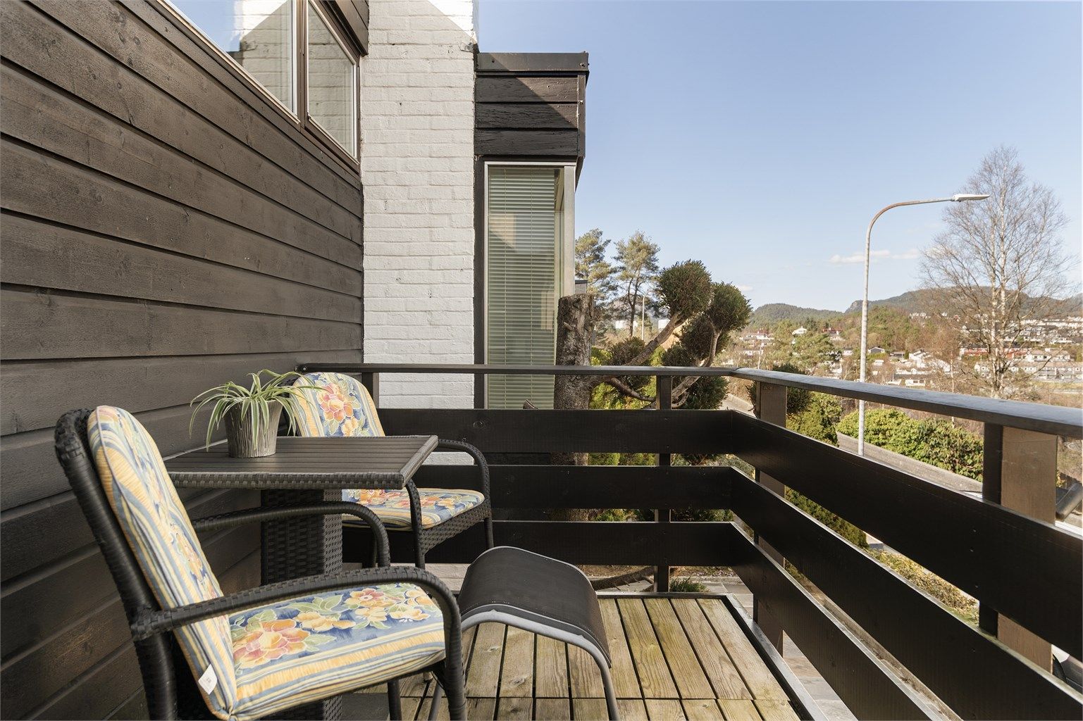 - Fra soverommet er det utgang til østvendt balkong -