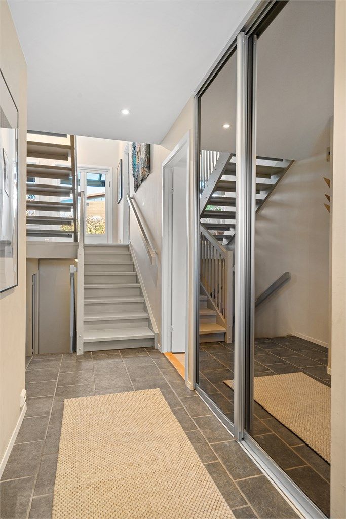 Gang med stor og praktisk garderobeløsning.