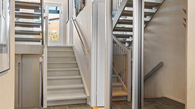 Gang med stor og praktisk garderobeløsning.