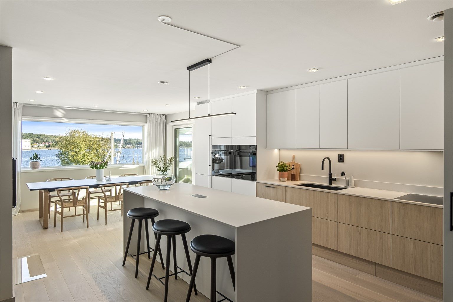 Flytt rett inn og nyt den maritime livsstilen med sjøen som nabo!