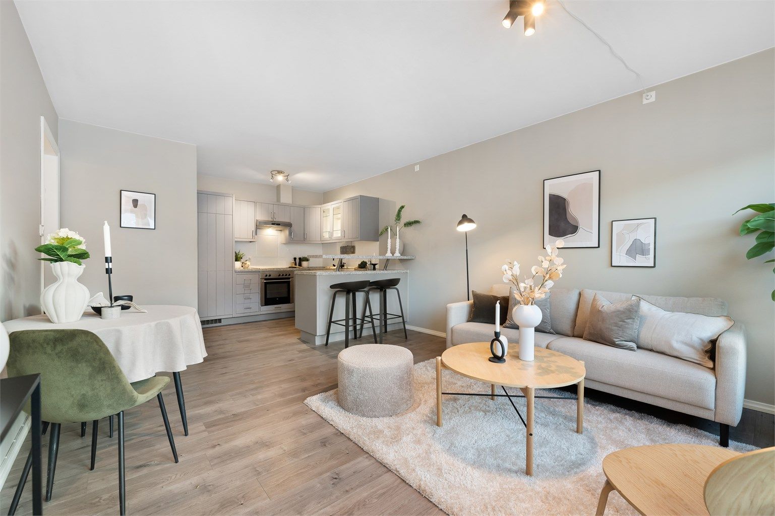 Åpen stue- og kjøkken løsning. Praktisk planløsning som gir god romfølelse. 