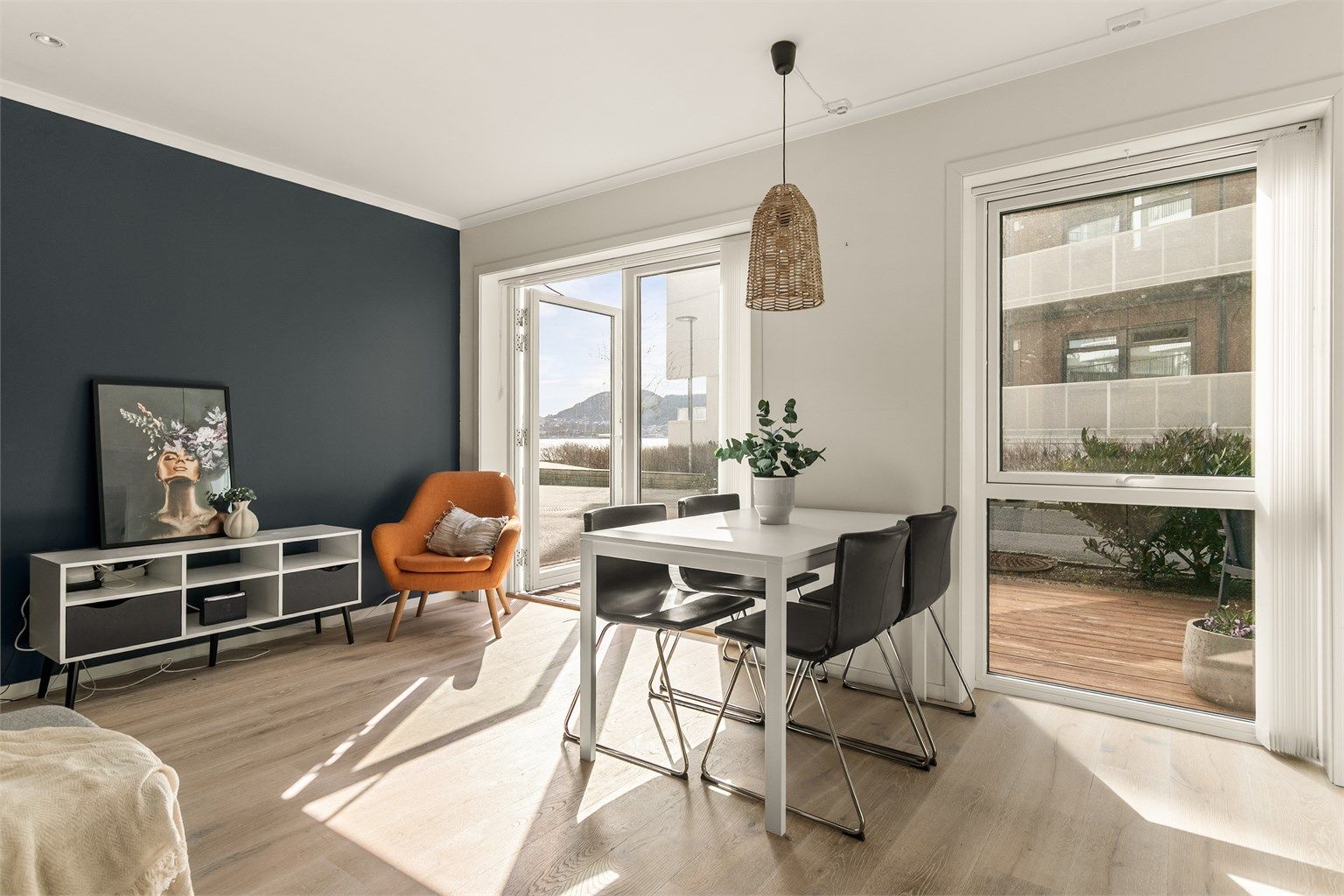 - Utgang til markterrasse -