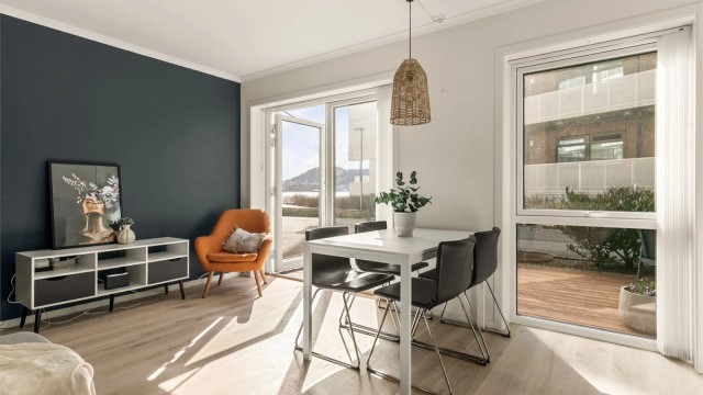 - Utgang til markterrasse -