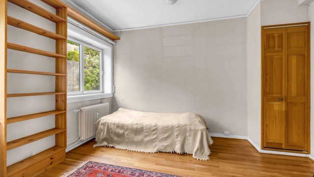 Innebygget skap for oppbevaring på begge sider av rommet.