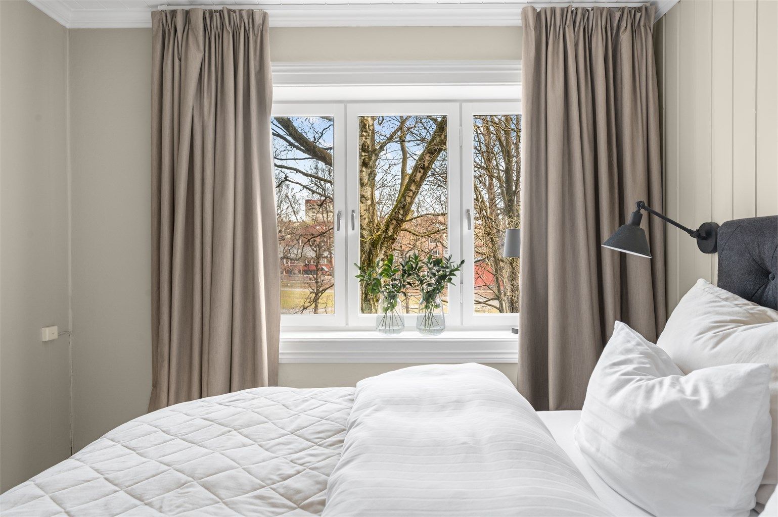 Her våkner du til et fredelig, grønt utsyn mot Halléenparken.